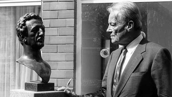   SPD-Altkanzler Willy Brandt schaut auf Bronzebüste von Ferdinand Lassalle