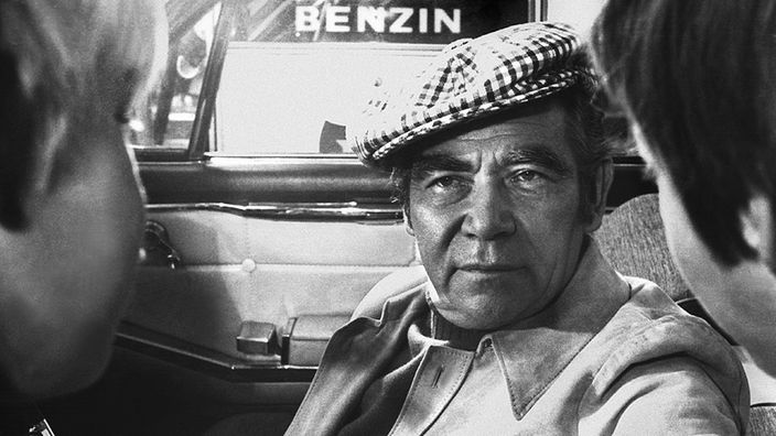 Peter Frankenfeld 1971 bei Drehpause in Auto sitzend     