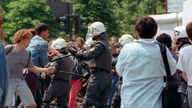 Am Rande der Demonstration kam es am 26. Mai 1993 zu Auseinandersetzungen zwischen Gegnern der Asylrechtsänderung und der Polizei