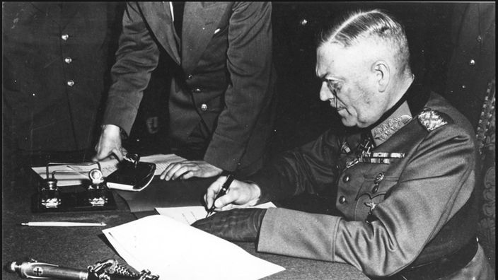 Wilhelm Keitel unterzeichnet die bedingungslose Kapitulation Deutschlands vom 8. Mai 1945 (die Unterzeichnung selbst erfolgt in den frühen Morgenstunden des 09.05.1945)