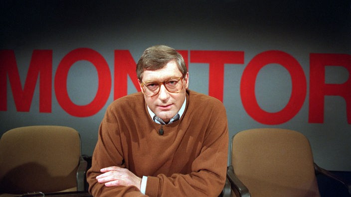 Der Fernsehjournalist und Moderator des ARD-Magazins Monitor, Klaus Bednarz, aufgenommen am 19.02.1991 im Studio vor dem Logo seiner Sendung