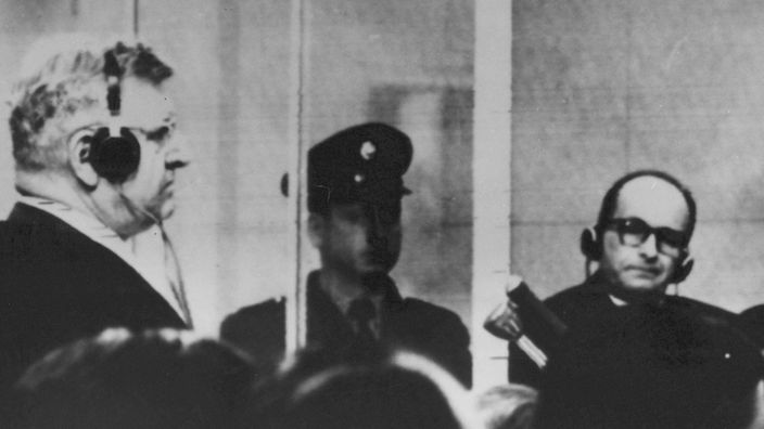 Berufungsverhandlung gegen den zum Tode verurteiten Adolf Eichmann (1.v.r.) vor dem obersten Gerichtshof Israels, links: sein deutscher Rechtsanwalt Robert Servatius (Aufnahme vom 25.03.1962)
