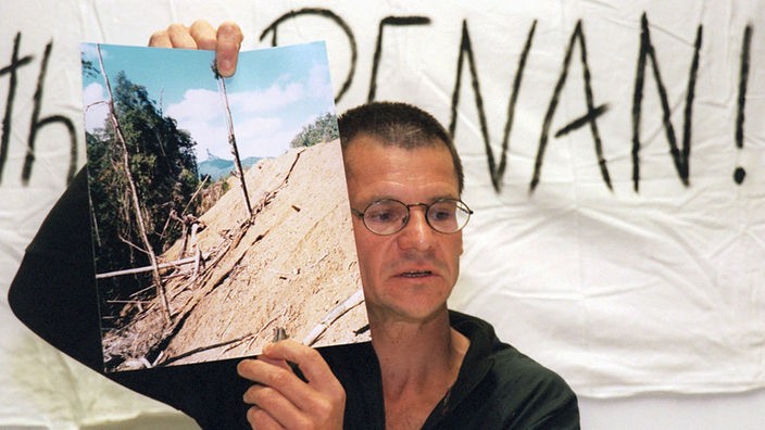 Der Umweltaktivist Bruno Manser nach seiner Ausweisung aus Malaysia am Donnerstag, 1. April 1999 an einer Pressekonferenz auf dem Flughafen Zürich-Kloten