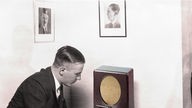 Ein Radiohörer am "Volksempfänger", der auf der Funkausstellung in Berlin 1933 vorgestellt wurde
