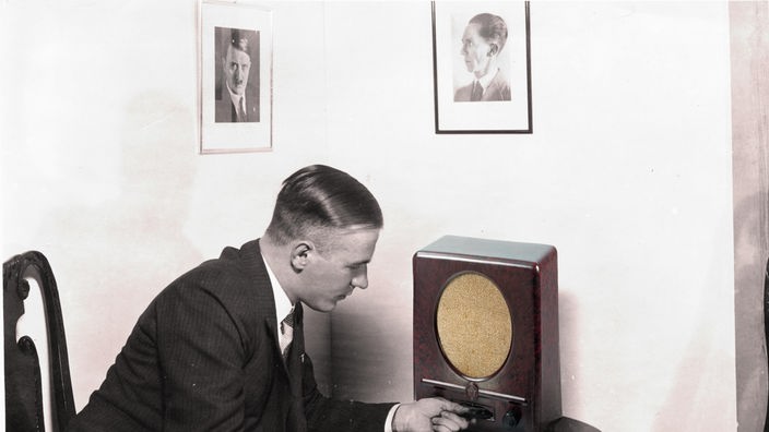 Ein Radiohörer am "Volksempfänger", der auf der Funkausstellung in Berlin 1933 vorgestellt wurde
