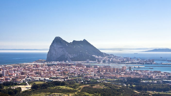 Die spanische Stadt La Linea City am Meer vor dem "Stein von Gibraltar"
