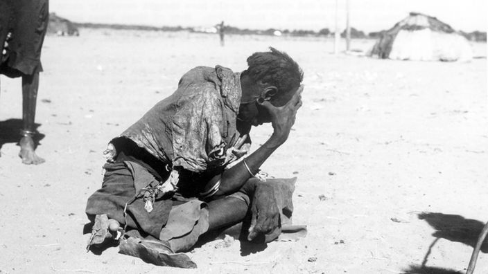 Ein Mann am Ende seiner  Kräfte in der Sahel Zone in Afrika in den 1970-er Jahren