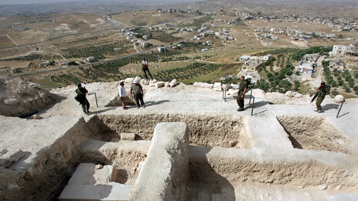 Archäologen bei Grabungsarbeiten am Herodeion (Foto s/w)