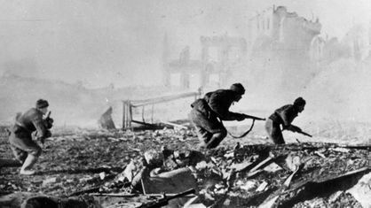 Soldaten der Roten Armee beim Häuserkampf in Stalingrad (Aufnahme von 1942)