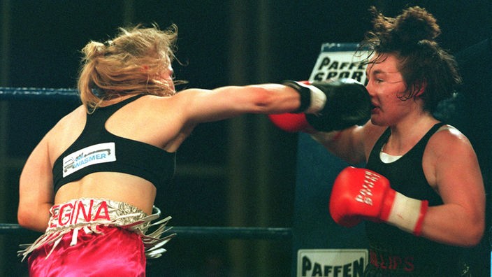 Regina Halmich 1995 bei Titelverteidigung in Köln gegen Petrina Phillips