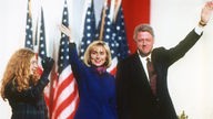 Der neue US-Präsident Bill Clinton mit seiner Frau Hillary und Tochter Chelsea 