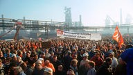 Stahlarbeiter demonstrieren vor dem Werksgelände des Krupp-Stahlwerkes in Duisburg-Rheinhausen