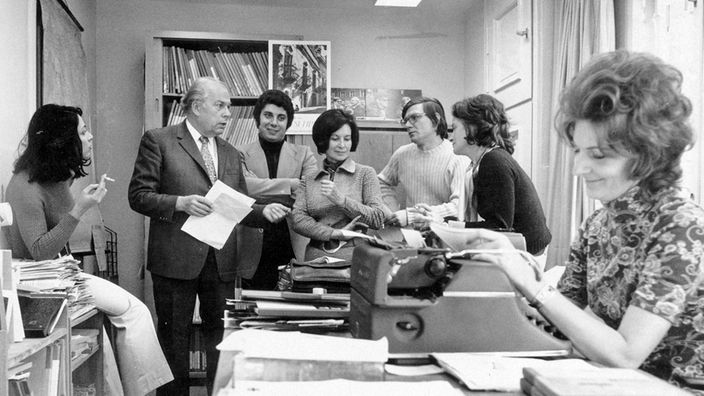 Erich Retter, Leiter des italienischen WDR-Hörfunkprogramms (2.v.l.) bespricht sich mit Mitarbeitern (1971)