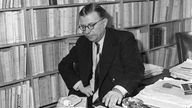Schriftsteller und Philosoph Jean-Paul Sartre sitzt 1964 vor einem Bücherregal