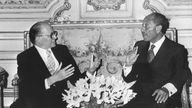 Der israelische Ministerpräsident Menachem Begin (l) und der ägyptische Präsident Anwar el Sadat