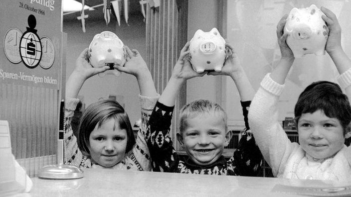 Kinder mit Sparschweinen am Weltspartag 1966