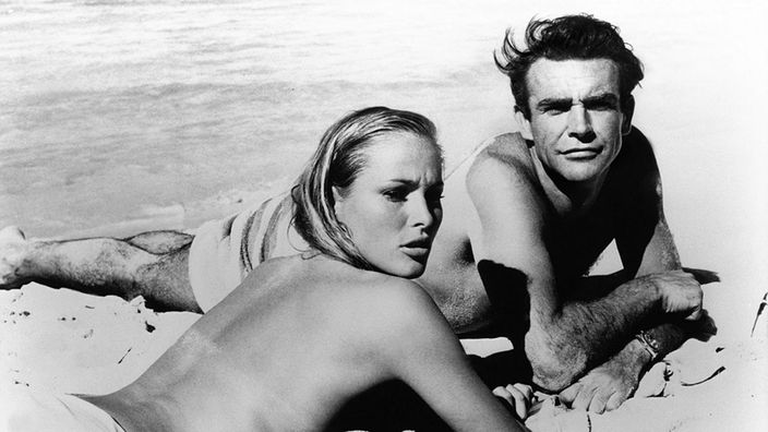 Ursula Andress und Sean Connery in einer Drehpause zu "James Bond 007 - James Bond jagt Dr. No" 