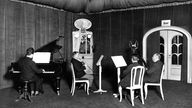 Musiker bei Proben im Großen Senderaum des Funkhauses Münster, 20er Jahre.