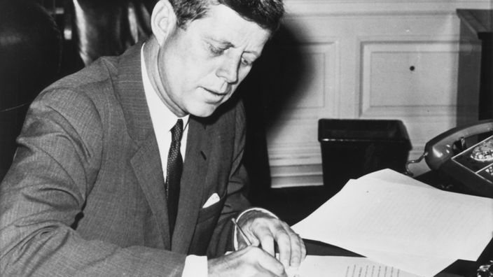 J.F. Kennedy an seinem Schreibtisch