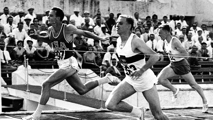 Armin Harys Zieleinlauf bei 100-m-Olympiasieg 1960 in Rom