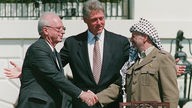 Israels Ministerpräsident Yitzhak Rabin, US-Präsident Bill Clinton und PLO-Chef Jassir Arafat 