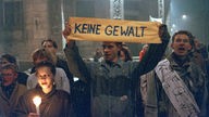 Bei der Leipziger Montagsdemonstration am 13.11.1989 stehen Teilnehmer vor dem Gebäude der Staatssicherheit