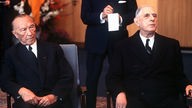 Bundeskanzler Konrad Adenauer (l.) sitzt mit seinem Gast, dem französischen Staatspräsidenten Charles de Gaulle, im Rathaus der Stadt Köln (September 1962)