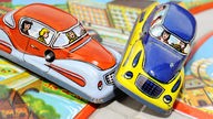 Zwei Spielzeugautos bei einem Unfall