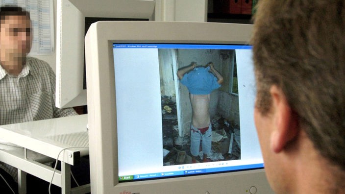 Zwei Beamte des Landeskriminalamtes in Stuttgart recherchieren 2004 in der Behörde nach Kinderpornografie im Internet