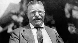 US-Präsident Theodore Roosevelt lachend, s/w-Foto