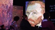 Ausstellung Vincent van Gogh, mit Poster eines Selbstportraits,