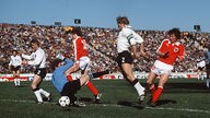 DFB-Kapitän Berti Vogts bei Eigentor gegen Österreich bei WM 1978