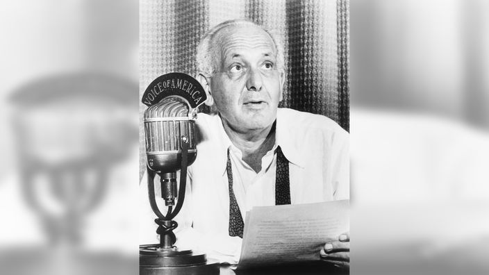 Voice-of-America-Reporter Gabriel Heatter mit Studiomikrofon / 1950