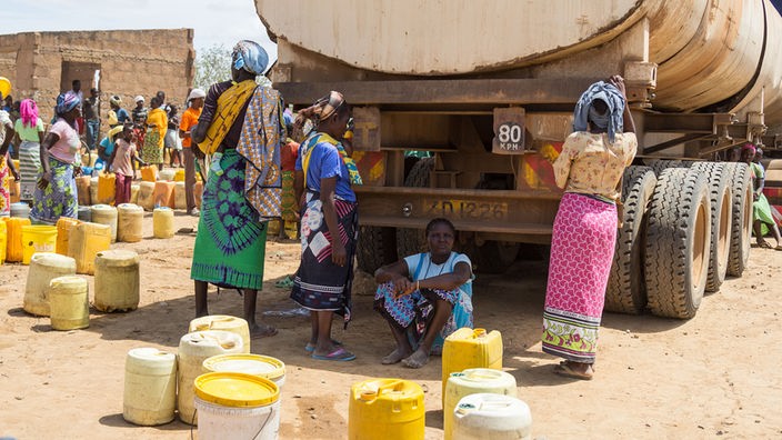Frauen in Kenia mit Kanistern an Wasser-Tankwagen / 2013