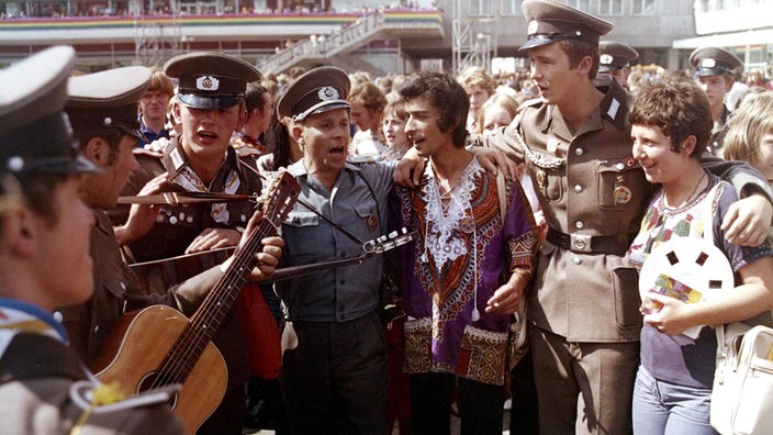 NVA-Soldaten und Teilnehmer der X. Weltjugendfestspiele 1973 auf dem Alexanderplatz in Berlin