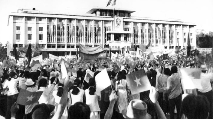 Jubel über das Abkommen zwischen Nord- und Südvietnam am 24.11.1975 in Saigon vor dem Unabhängigkeitspalast
