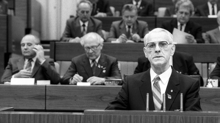 Willi Stoph (vorn) beim XI. Parteitages der SED in Ost-Berlin. Im Hintergrund: Michail Gorbatschow (links) und Erich Honecker