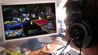 Ein "World of Warcraft"-Spieler sitzt an einem Computer
