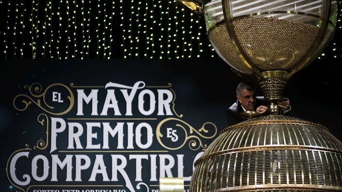 Ziehungskugel der spanischen Weihnachtslotterie 2014 vor Schriftzug „MAYOR PREMIO COMPARTIRLO“ 