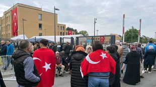 Menschen treffen zur Stichwahl vor dem türkischen Konsulat in Düsseldorf an, um zu wählen