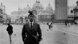 Martin Kippenberger auf dem Markusplatz in Venedig