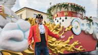Nordrhein-Westfalen, Köln: Thorsten Schröder, "Tagesschau"-Sprecher, steht beim Rosenmontagsumzug vor dem Wagen des Präsidenten des Festkomitees Kölner Karneval, auf dem er mitfahren wird.