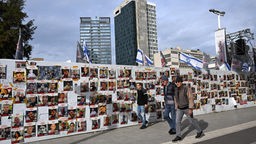 Wand mit Fotos der von der Hamas verschleppten Geiseln in Tel Aviv im Janaur 2023