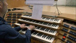 Orgelspieler an der Orgel