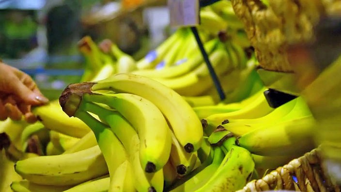 Ein Stapel Bananen in einem Geschäft