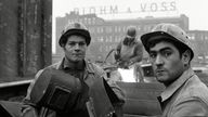 Foto von 1966: Die Brüder Lapertosa aus Italien als so genannte Gastarbeiter im Hamburger Hafen bei Blohm und Voss