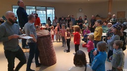 Die Kinder der Peter Gläsel Schule freuen sich über das WDR-Weihnachtswunder