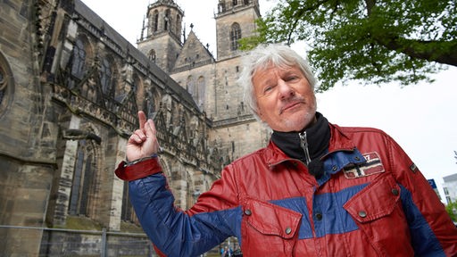 Jürgen Becker vor dem Magdeburger Dom.