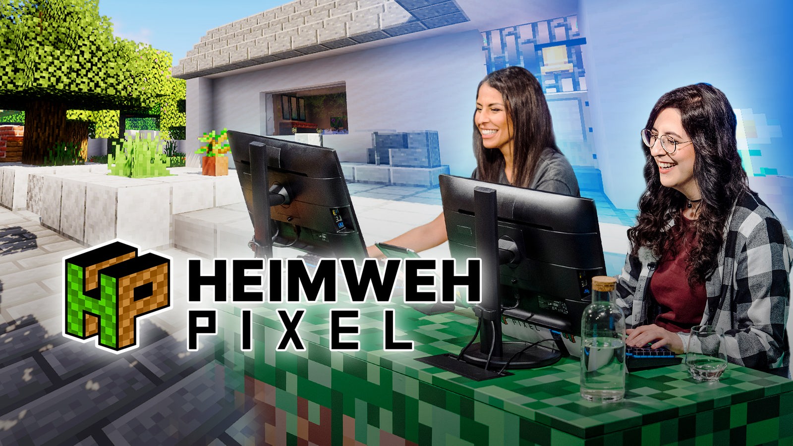 Bildmontage, die im Hintergrund ein im Videospiel Minecraft gebautes Haus zeigt. Im Vordergrund sitzen zwei Frauen vor Computer-Monitoren. Auf dem Bild steht der Schriftzug "Heimwehpixel".