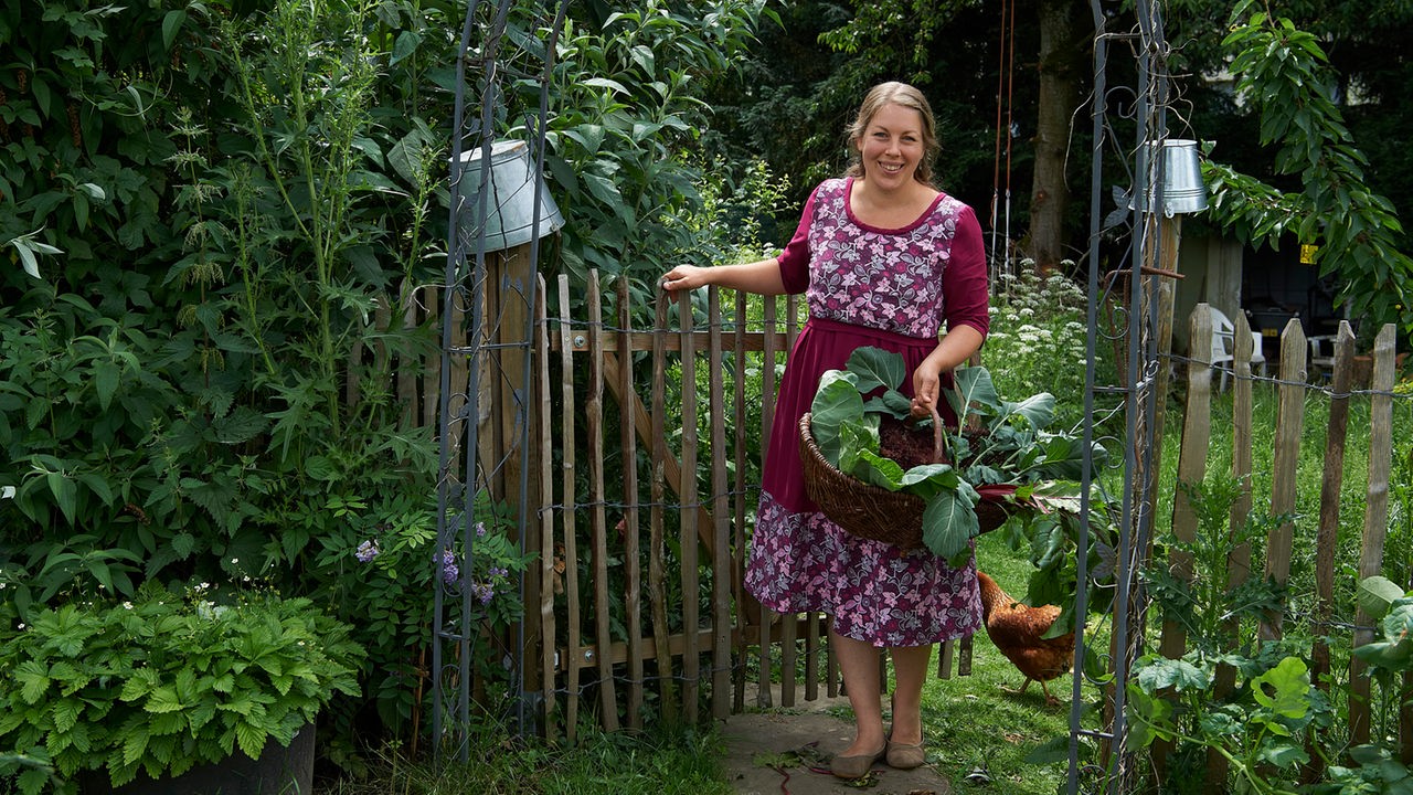 Jenny Slupkowski in ihrem verwunschenen Garten